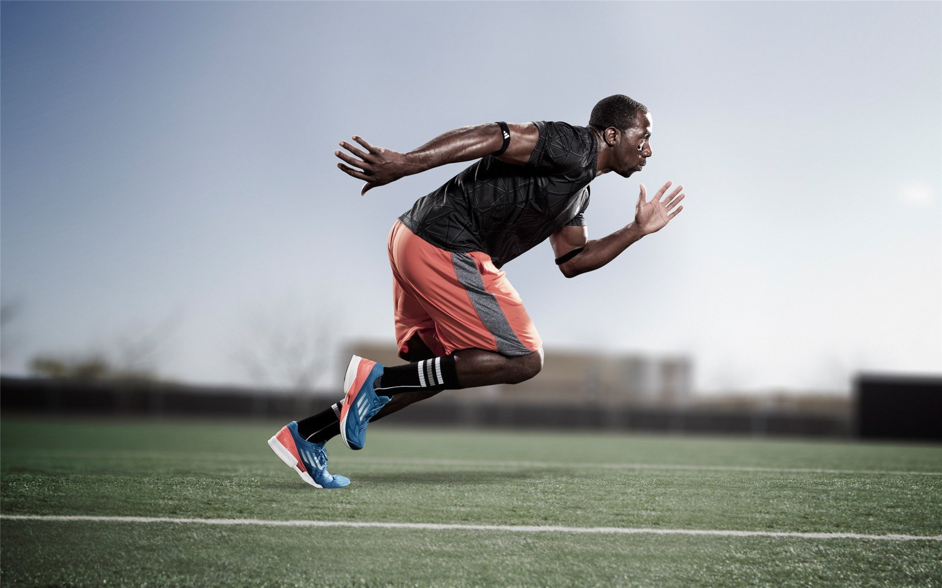 世界杯备战:荷兰主帅试验三中卫体系 范戴克成为整条防线组织核心